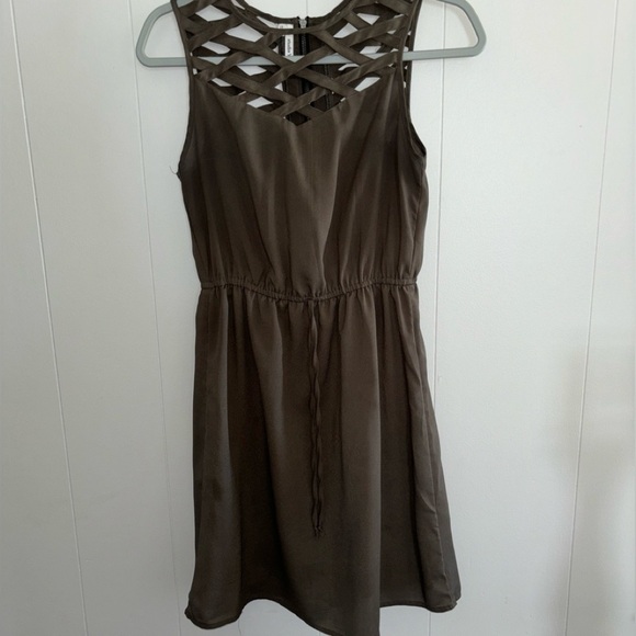 STUDIO Y SIZE SMALL SUMMER DRESS DARK GREEN  CUT OUTS ON NECKLINE SLEEVELESS - Picture 1 of 16